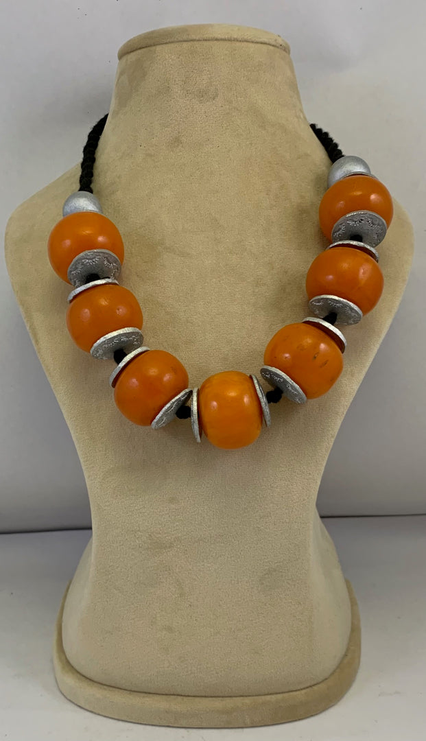 NK14943A RESIN/WOODEN BEAD WITH ALUMINIUM DISC & BRAIDED THREAD NECKLACE