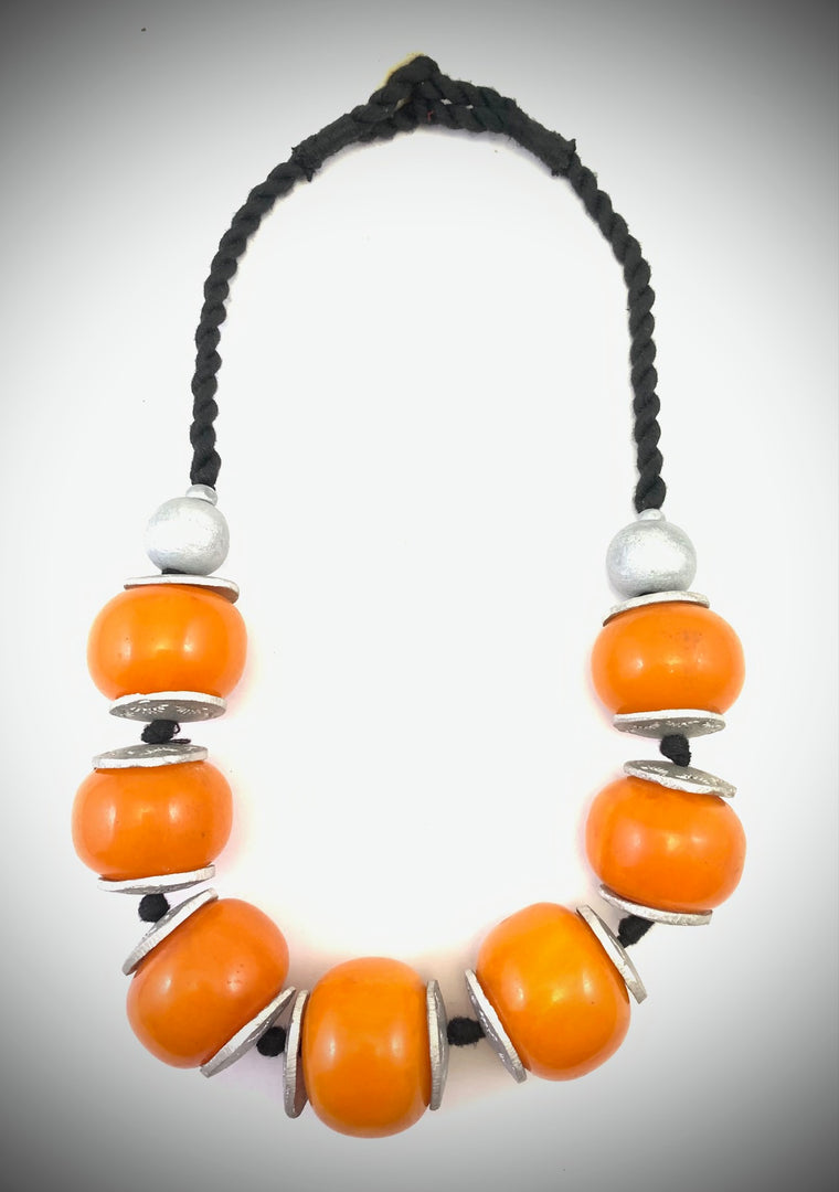 NK14943A RESIN/WOODEN BEAD WITH ALUMINIUM DISC & BRAIDED THREAD NECKLACE