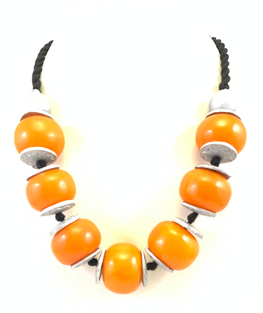 NK14943A RESIN/WOODEN BEAD WITH ALUMINIUM DISC & BRAIDED THREAD NECKLACE