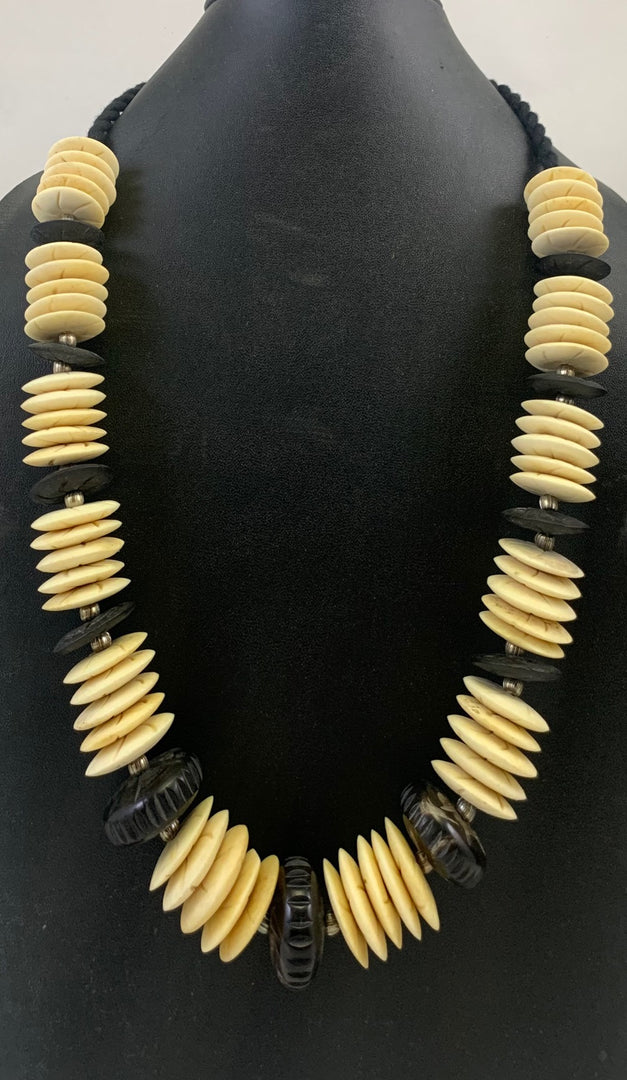 NK14852 HORN/BONE BEAD WITH BLACK BRAIDED THREAD NECKLACE