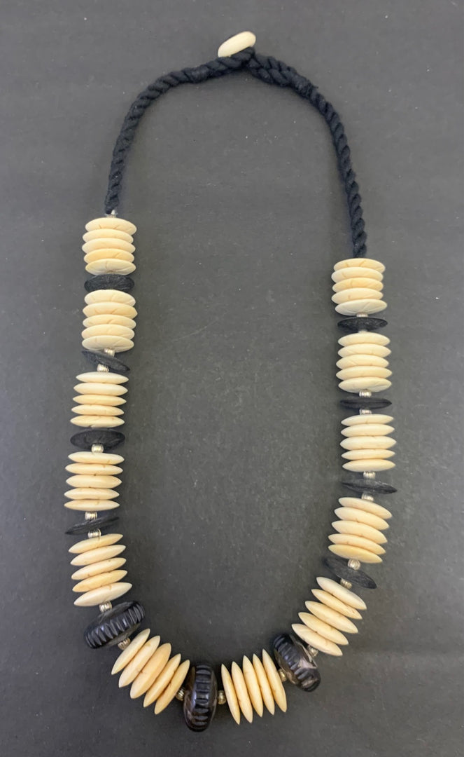 NK14852 HORN/BONE BEAD WITH BLACK BRAIDED THREAD NECKLACE