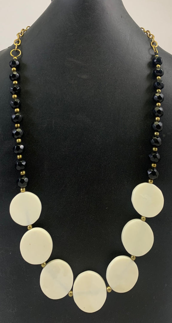 NK14861 BONE/GLASS BEAD WITH GOLD METAL CHAIN NECKLACE