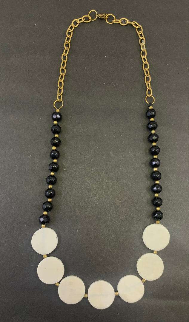 NK14861 BONE/GLASS BEAD WITH GOLD METAL CHAIN NECKLACE