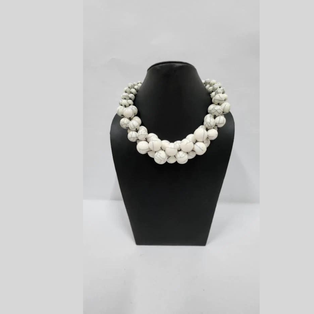 WHITE ACRYLIC BEAD CRACK DESIGN NECKLACE