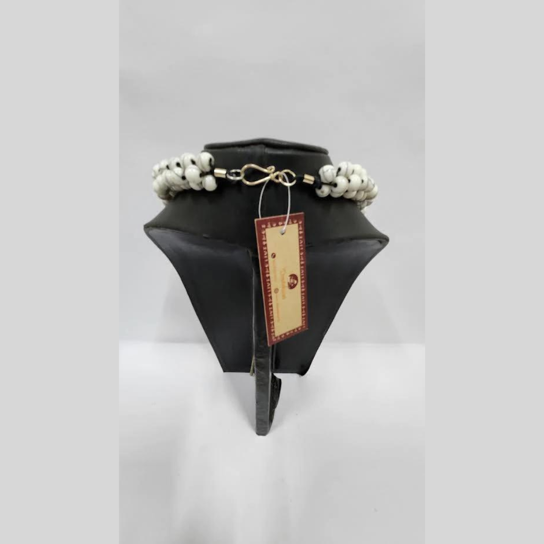 WHITE ACRYLIC BEAD CRACK DESIGN NECKLACE