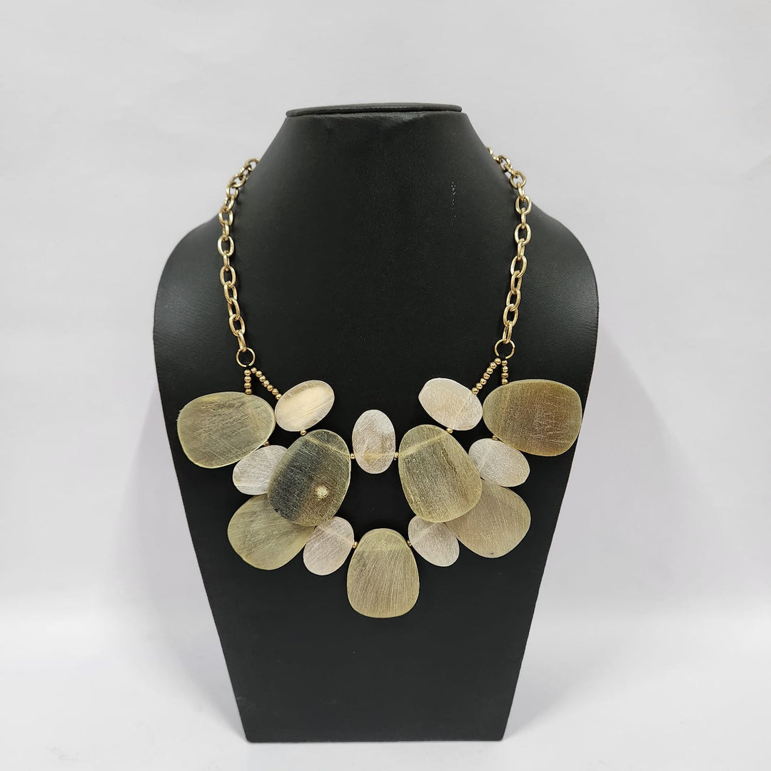 HORN NATURAL COLOR WITH CHAIN NECKLACE