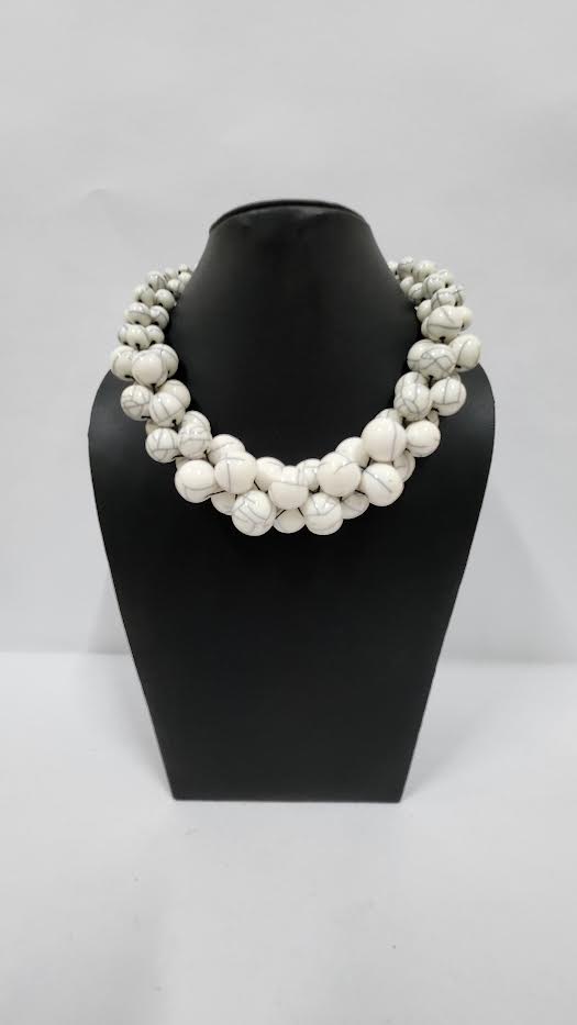 WHITE ACRYLIC BEAD CRACK DESIGN NECKLACE