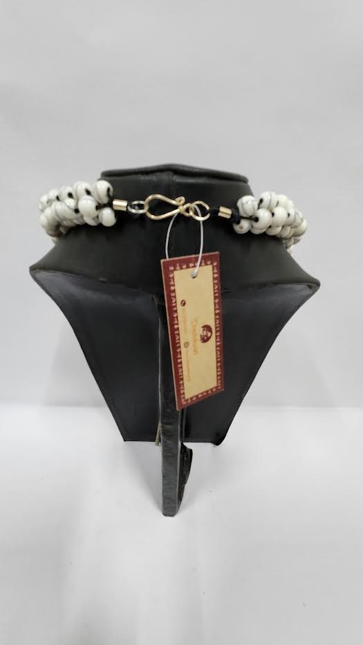 WHITE ACRYLIC BEAD CRACK DESIGN NECKLACE