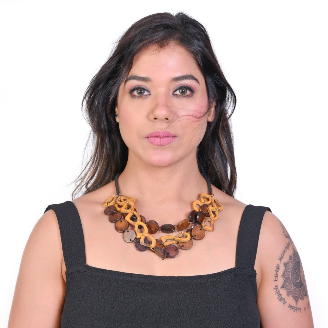 NK 7026 Natural color horn necklace with black Dori closure