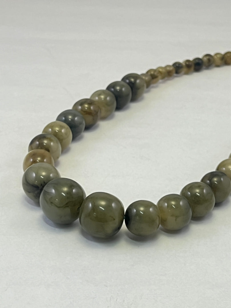 CREAM COLOUR RESIN BEAD NECKLACE