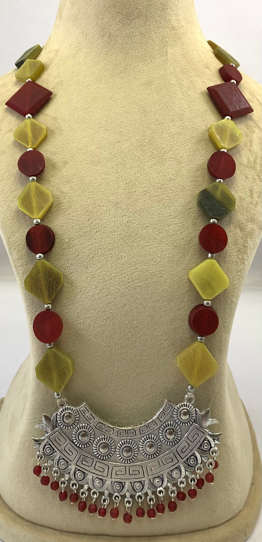 NK8572 - HORN/GLASS BEAD WITH SILVER METAL PENDANT NECKLACE