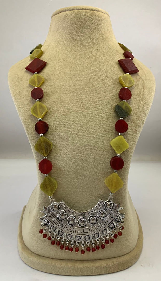 NK8572 - HORN/GLASS BEAD WITH SILVER METAL PENDANT NECKLACE