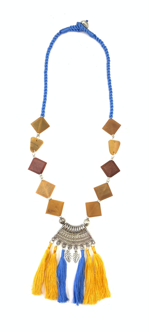 NK8565 - HORN BEAD WITH SILVER ALUMINIUM NUGGET & METAL PENDANT & THREAD TASSEL NECKLACE