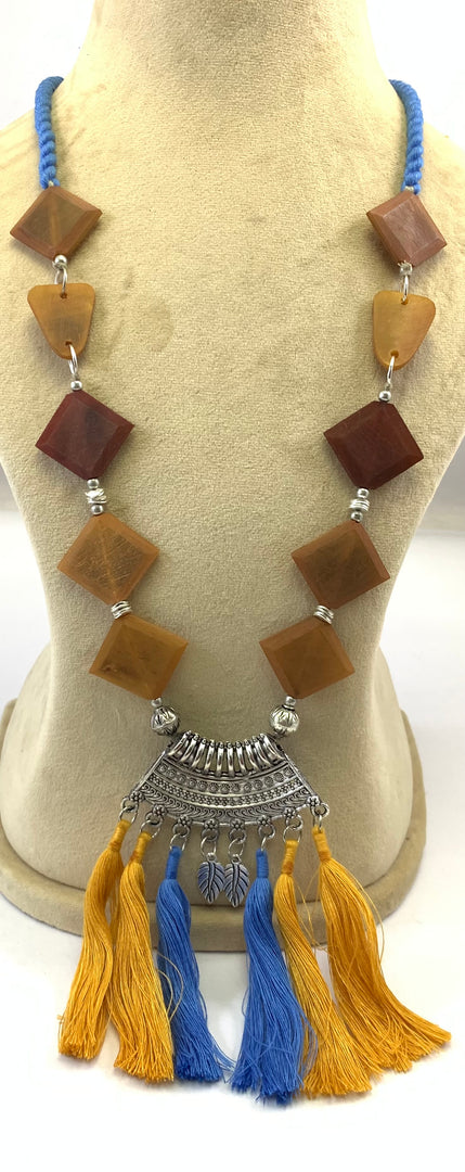 NK8565 - HORN BEAD WITH SILVER ALUMINIUM NUGGET & METAL PENDANT & THREAD TASSEL NECKLACE