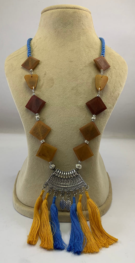 NK8565 - HORN BEAD WITH SILVER ALUMINIUM NUGGET & METAL PENDANT & THREAD TASSEL NECKLACE
