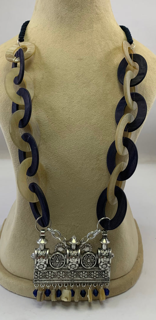 NK8562 - HORN BEAD/RING WITH SILVER METAL PENDANT & THREAD BRAIDED NECKLACE