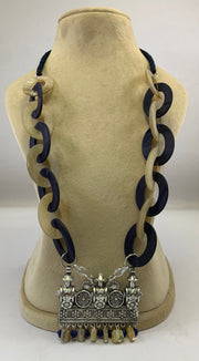 NK8562 - HORN BEAD/RING WITH SILVER METAL PENDANT & THREAD BRAIDED NECKLACE