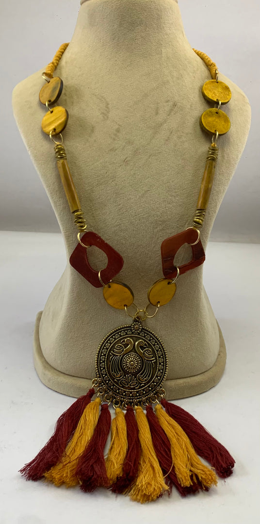 NK8534 - HORN BEAD/RING WITH GOLD METAL PENDANT & THREAD TASSEL NECKLACE