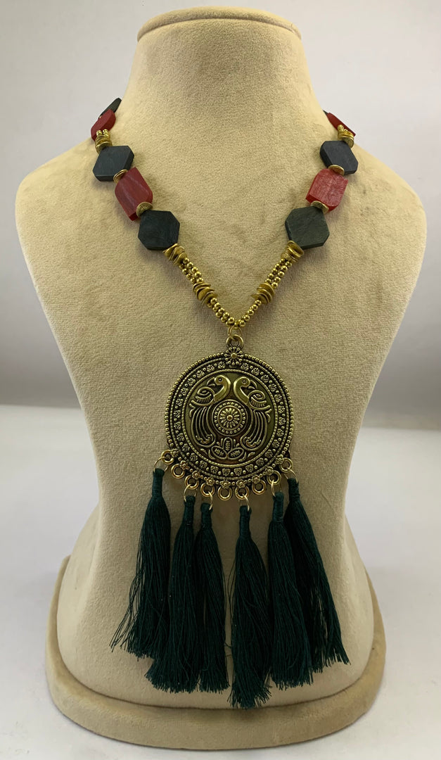 NK8581 - HORN BEAD & A/GOLD METAL BOLL/PENDANT WITH THREAD TASSEL NECKLACE
