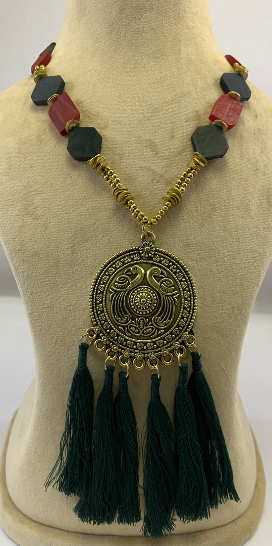 NK8581 - HORN BEAD & A/GOLD METAL BOLL/PENDANT WITH THREAD TASSEL NECKLACE