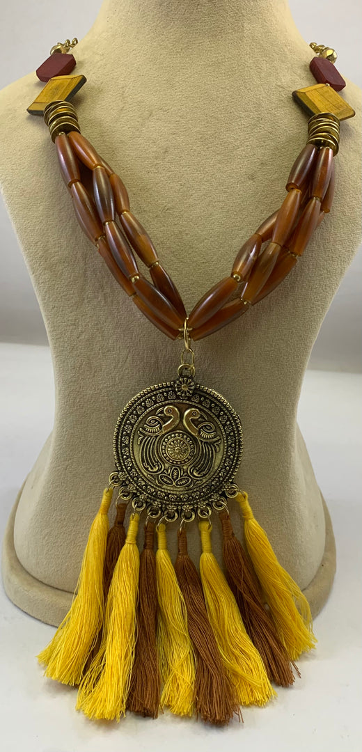 NK8545-HORN BEAD/PIPE & GOLDEN IRON DISC WITH METAL PENDANT & THREAD TASSEL NECKLACE