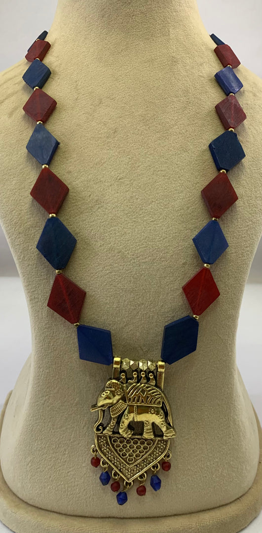 NK8556 - HORN/BLUE BEAD WITH GOLD METAL BOLL & GOLD METAL PENDANT NECKLACE