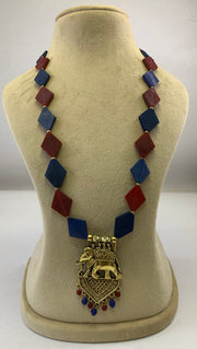NK8556 - HORN/BLUE BEAD WITH GOLD METAL BOLL & GOLD METAL PENDANT NECKLACE