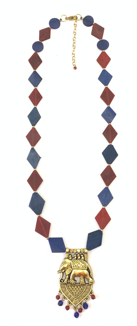 NK8556 - HORN/BLUE BEAD WITH GOLD METAL BOLL & GOLD METAL PENDANT NECKLACE