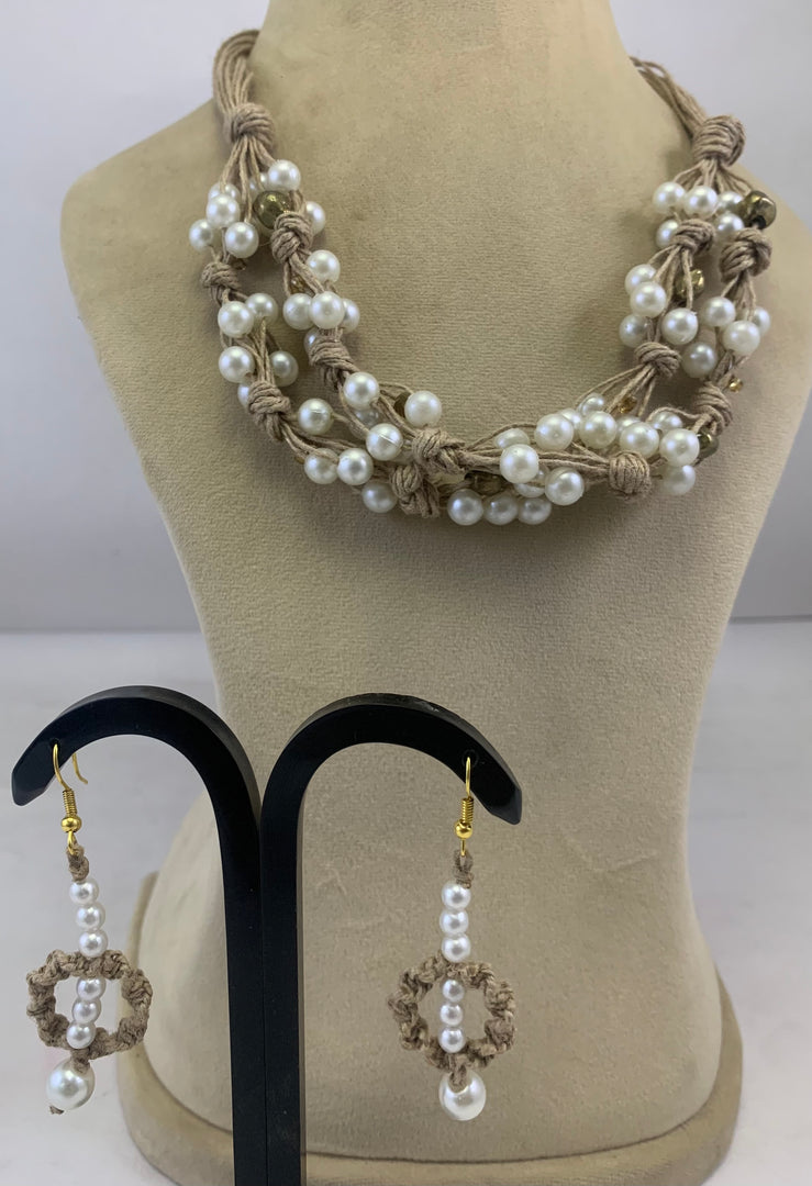 NK15001-MULTI LAYERED JUTE & PEARL/GOLD METAL ALUMINIUM BEAD NECKLACE