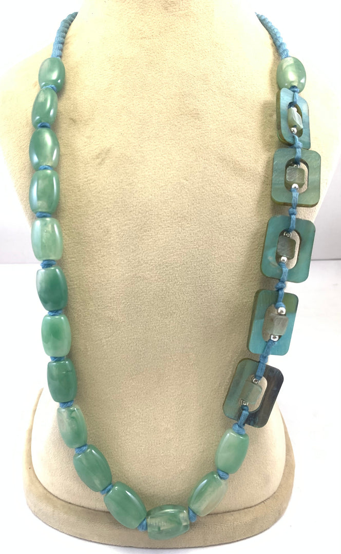 NK15153- RESIN/HORN BEAD/RING WITH BRAIDED THREAD NECKLACE