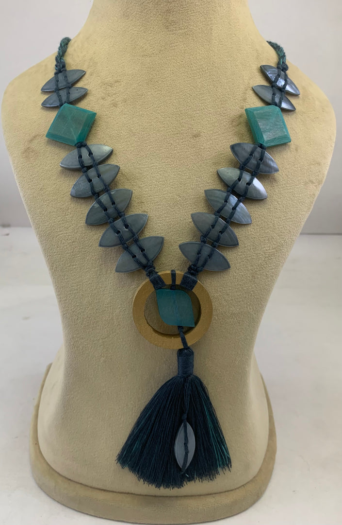 NK15155 - WOODEN/HORN BEAD/RING WITH SHELL & THREAD TASSEL NECKLACE