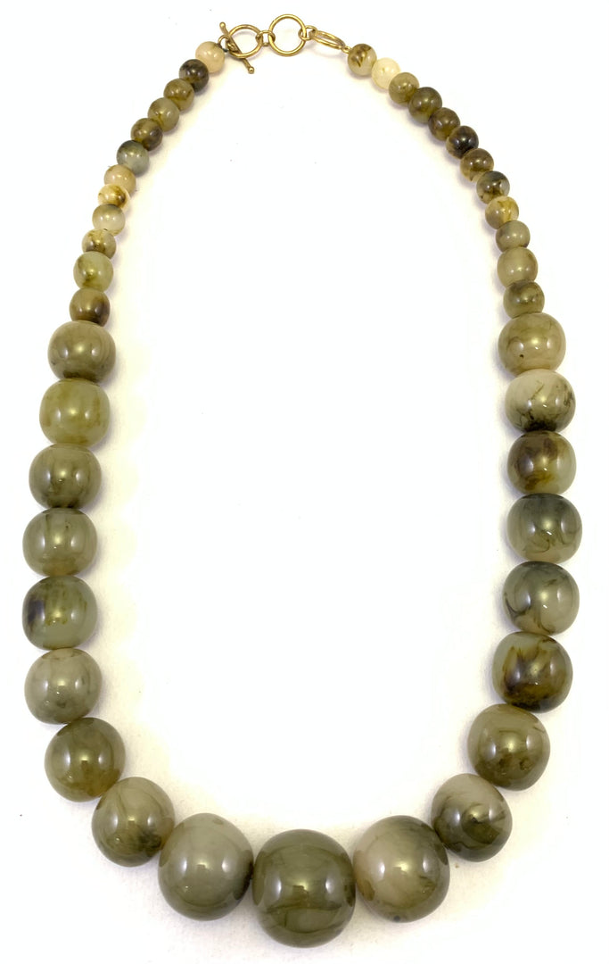 CREAM COLOUR RESIN BEAD NECKLACE