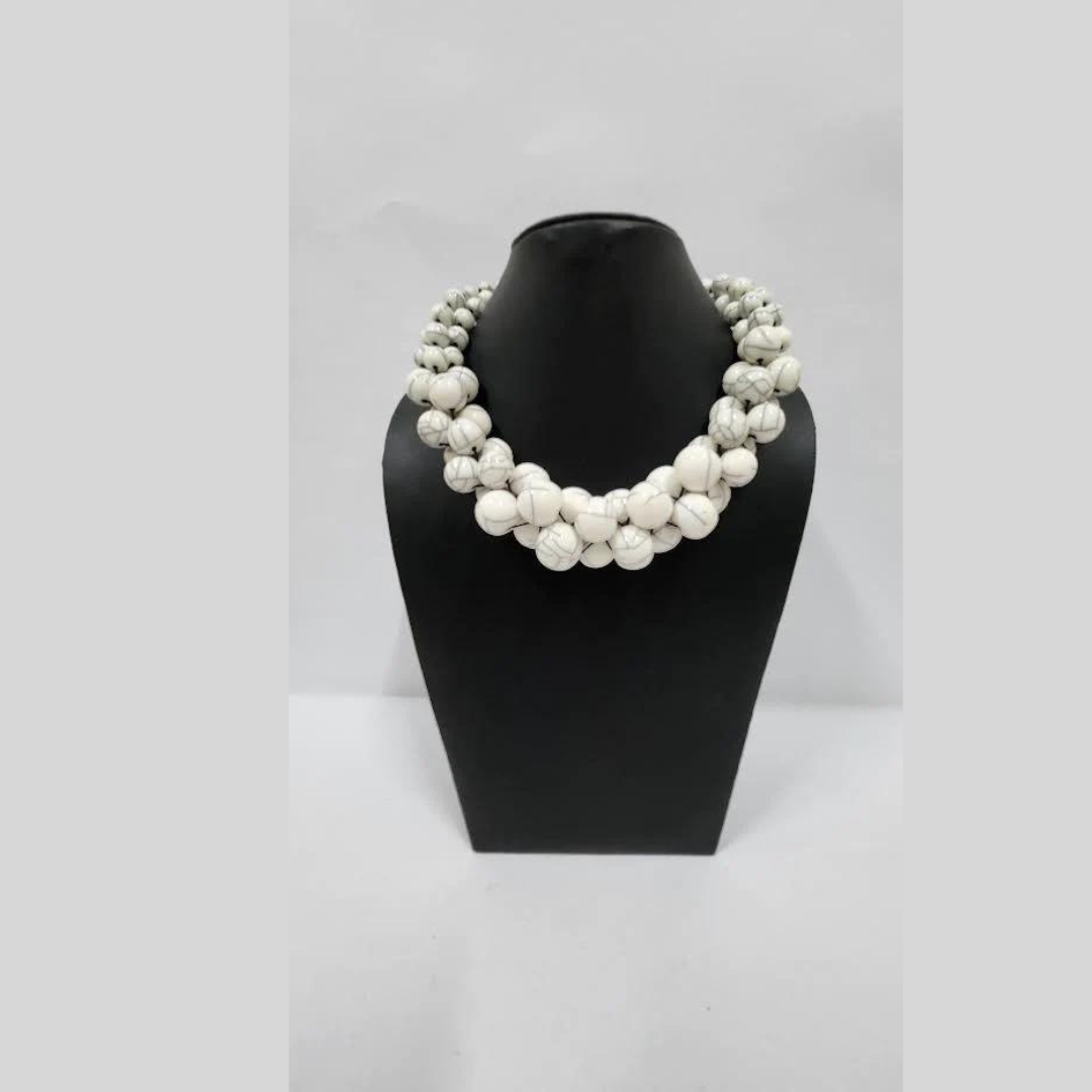 NK 10023A SIZE 20 INCHES  WHITE ACRYLIC BEAD CRACK DESIGN NECKLACE